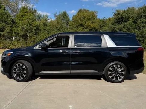 Used 2024 Kia Carnival EX image 3