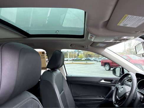 Used 2020 Volkswagen Tiguan SE w/ Panoramic Sunroof Package image 6