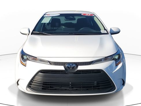 Certified 2025 Toyota Corolla LE image 2