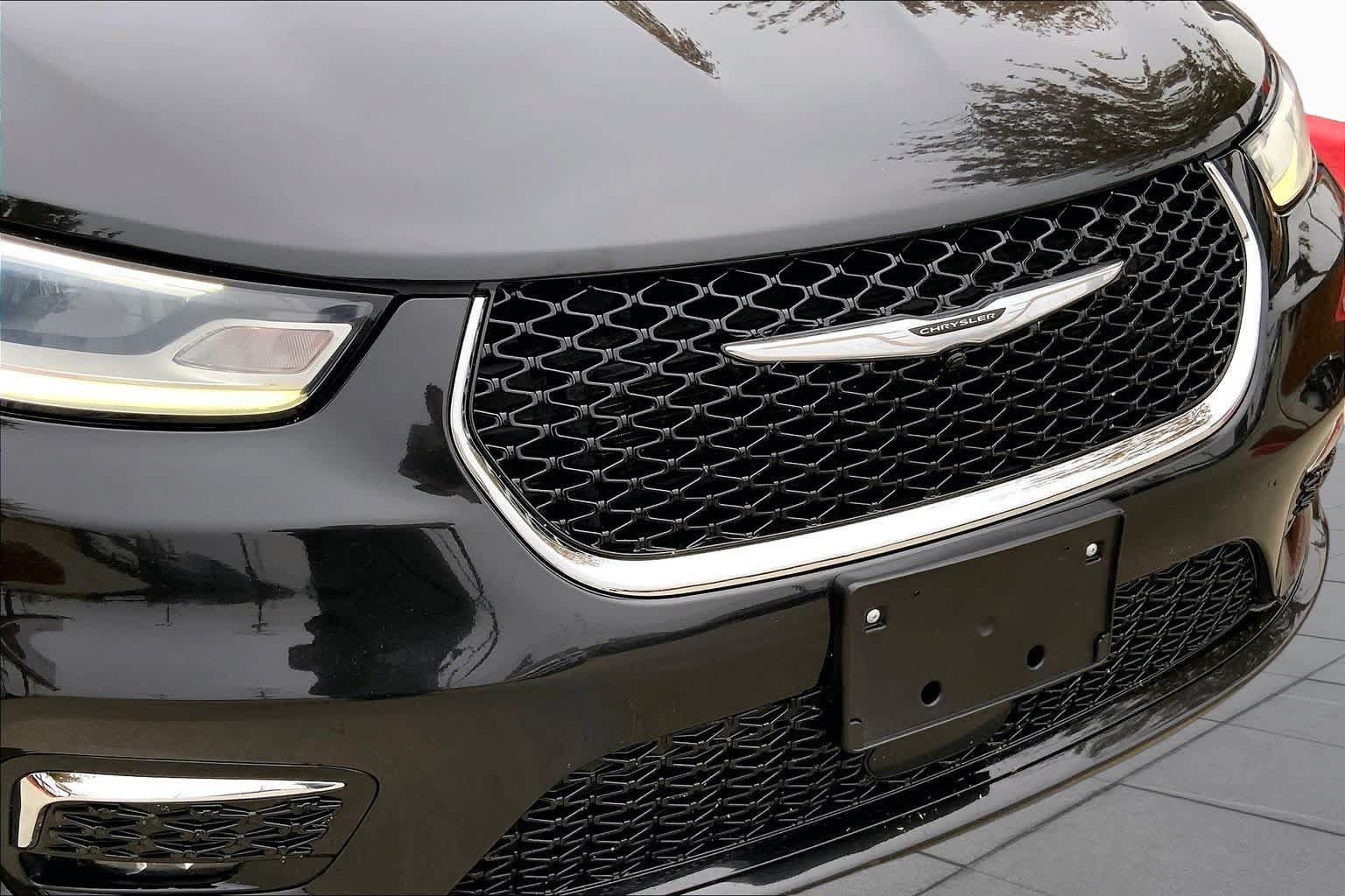 Used 2023 Chrysler Pacifica Touring-L FWD image 32