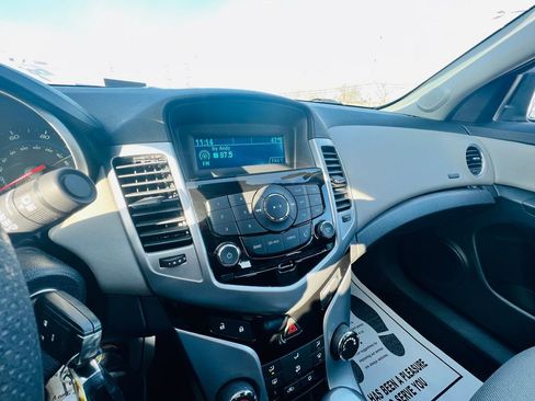 Used 2014 Chevrolet Cruze LS image 18