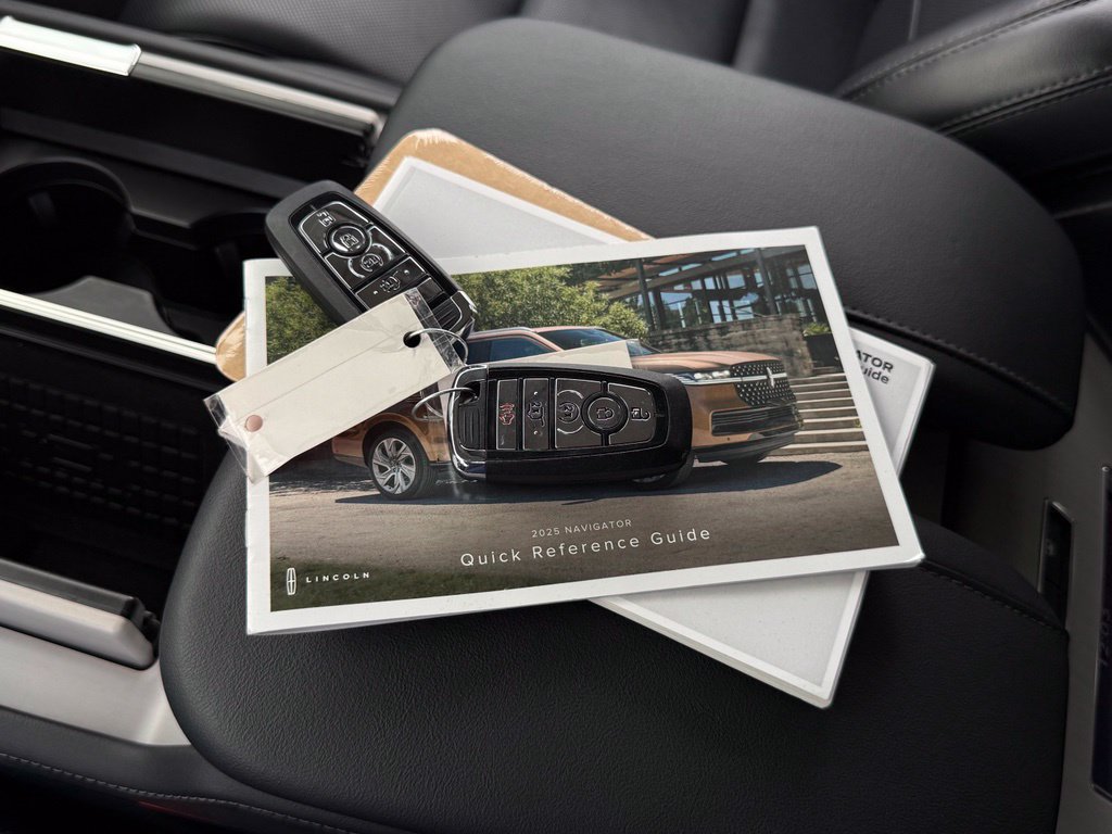 Used 2025 Lincoln Navigator L Reserve AWD/4WD image 4