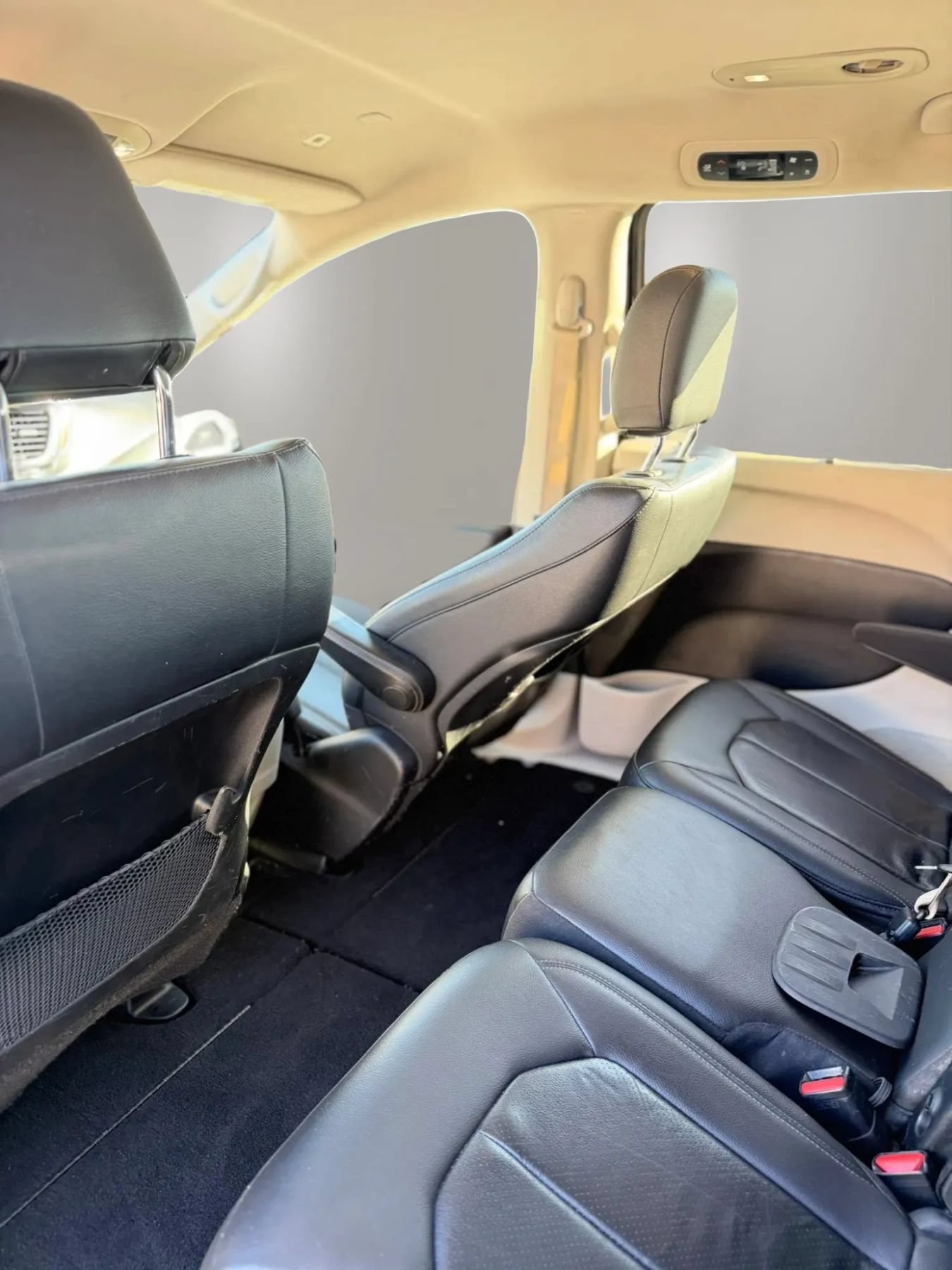 Used 2019 Chrysler Pacifica Touring-L FWD image 17