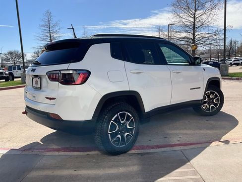 Used 2025 Jeep Compass Trailhawk image 6