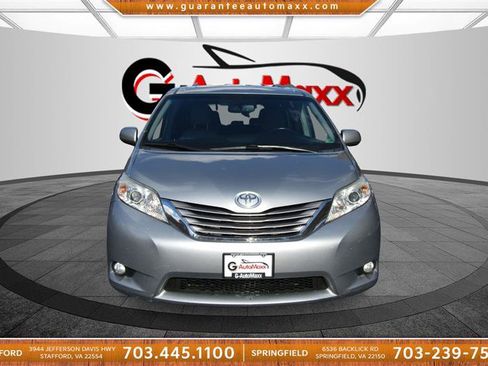 Used 2017 Toyota Sienna XLE Premium image 2