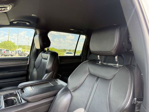 Used 2024 Jeep Wagoneer L Series II RWD image 12