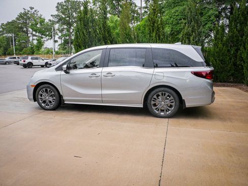 New 2026 Honda Odyssey Touring image 7