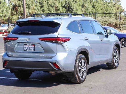 Used 2022 Toyota Highlander XLE AWD/4WD image 7