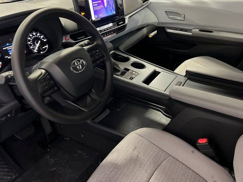 New 2026 Toyota Sienna LE FWD image 9