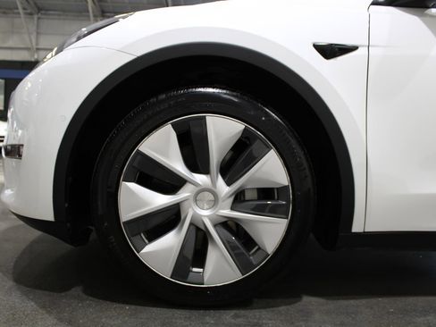 Used 2021 Tesla Model Y Long Range image 9