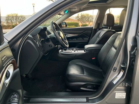 Used 2018 INFINITI Q70 Luxe image 18