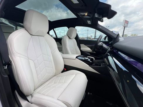 Used 2024 BMW i5 eDrive40i w/ Convenience Package image 31