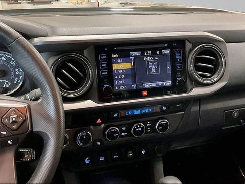 Used 2017 Toyota Tacoma TRD Off-Road AWD/4WD image 7