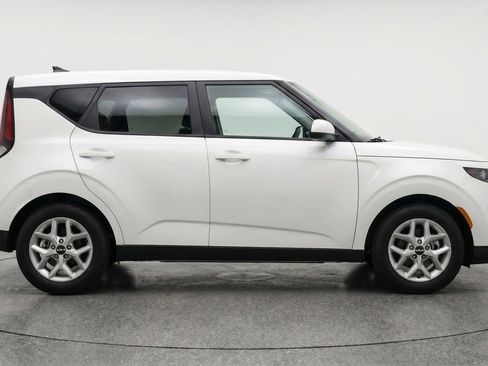 Used 2025 Kia Soul LX w/ LX Technology Package FWD image 11