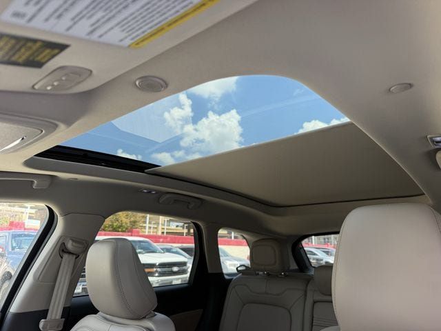 Used 2022 Lincoln Corsair AWD w/ Premium Package image 22