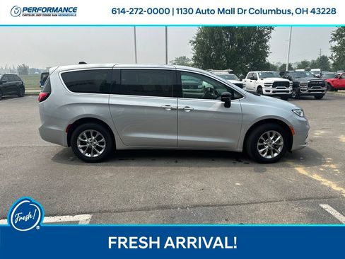 Used 2024 Chrysler Pacifica Touring-L AWD/4WD image 3