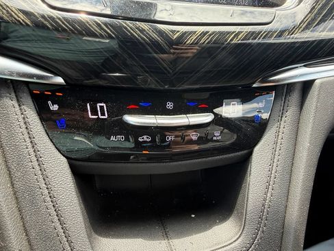 Used 2025 Cadillac XT6 Premium Luxury FWD image 17