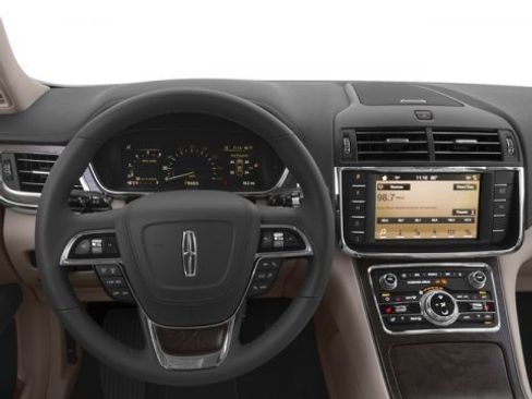Used 2017 Lincoln Continental Select image 7