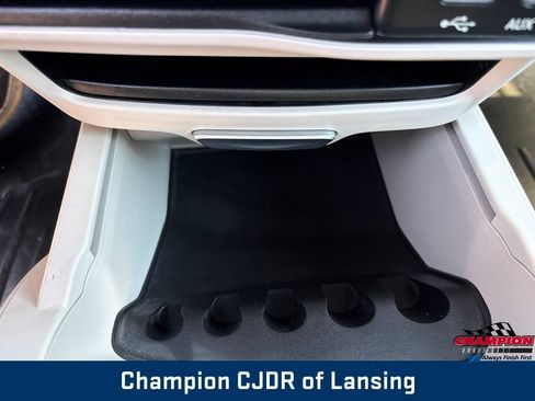 Used 2017 Chrysler Pacifica Touring-L w/ Tire & Wheel Group FWD image 31