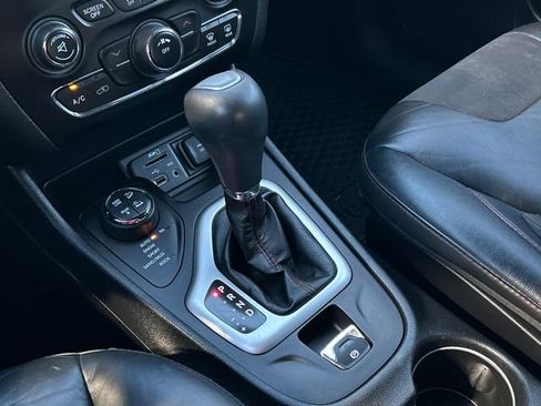 Used 2016 Jeep Cherokee Trailhawk image 24