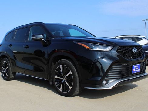 Used 2022 Toyota Highlander XSE image 3