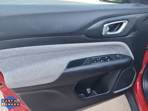 Used 2024 Jeep Compass Latitude image 9