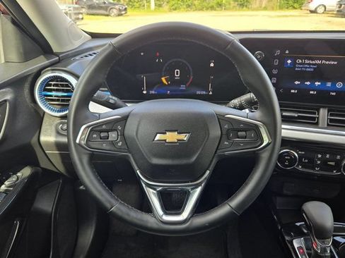 Used 2025 Chevrolet Trax LT w/ LT Convenience Package FWD image 22