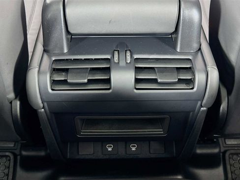 Used 2025 Land Rover Defender 110 S image 27