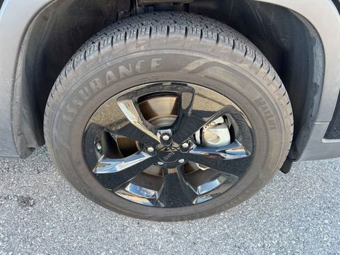 Used 2019 Jeep Cherokee Latitude Plus image 13