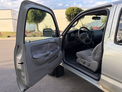 Used 2004 Toyota Tacoma PreRunner RWD image 12