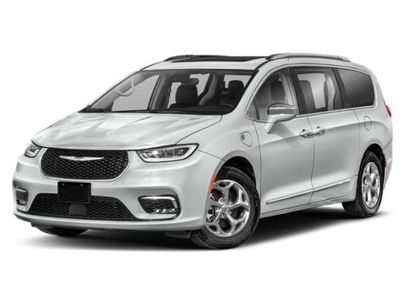 Used 2023 Chrysler Pacifica Touring-L w/ Uconnect Theater Family Group