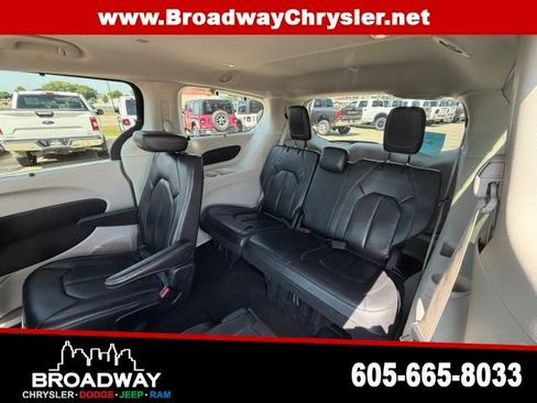 Used 2022 Chrysler Pacifica Touring-L FWD image 15