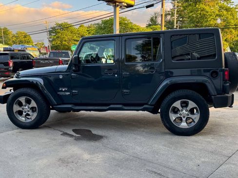 Used 2018 Jeep Wrangler Unlimited Sahara w/ Dual Top Group AWD/4WD image 6