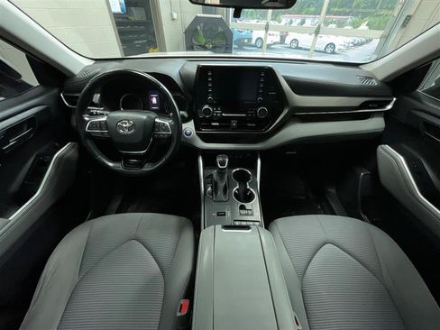 Used 2021 Toyota Highlander LE FWD image 24