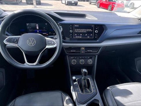 Certified 2022 Volkswagen Taos SE image 3