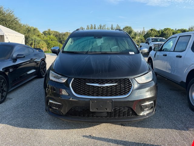 Used 2023 Chrysler Pacifica Limited AWD/4WD image 2