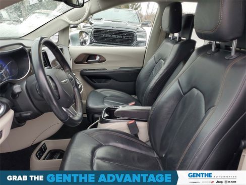 Used 2018 Chrysler Pacifica Touring-L Plus image 7