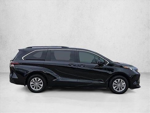 Used 2026 Toyota Sienna LE FWD image 4