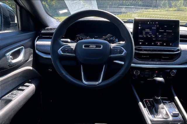 Used 2024 Jeep Compass Latitude AWD/4WD image 5