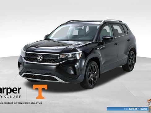 Used 2023 Volkswagen Taos SE w/ Panoramic Sunroof Package FWD image 1