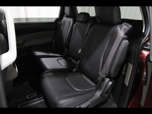 Used 2025 Kia Carnival FWD image 19