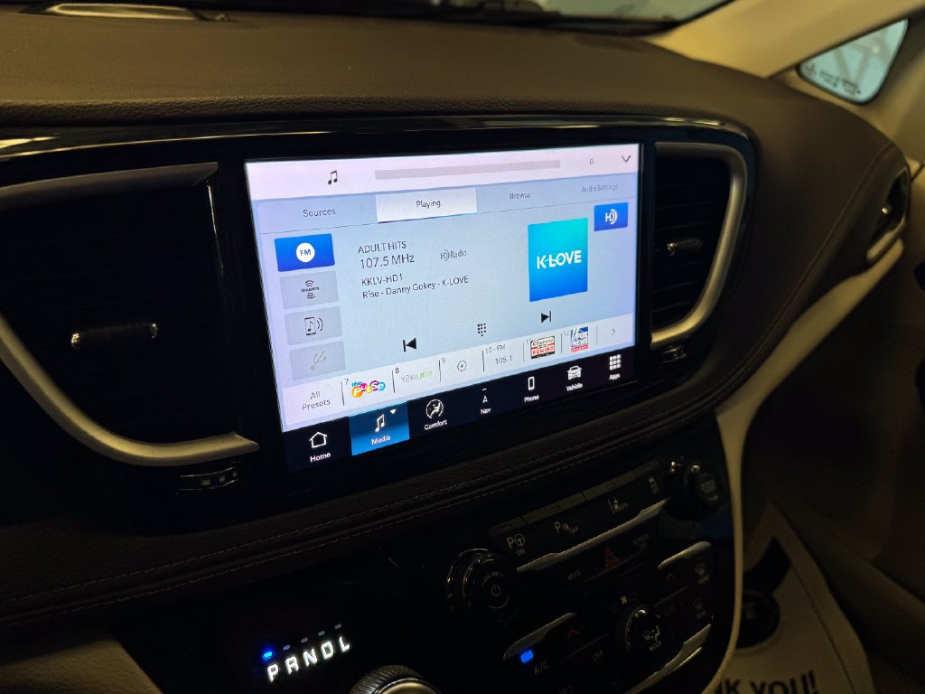 Used 2021 Chrysler Pacifica Touring-L FWD image 13