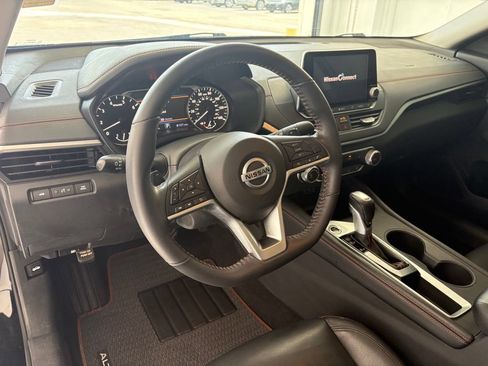 Used 2022 Nissan Altima 2.5 SR w/ Midnight Edition Package FWD image 2
