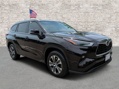 Used 2022 Toyota Highlander XLE FWD image 1