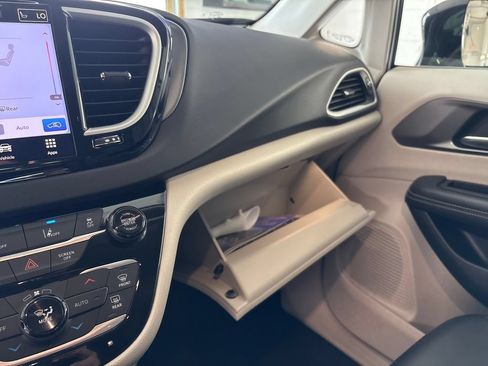 Used 2024 Chrysler Pacifica Touring-L FWD image 42