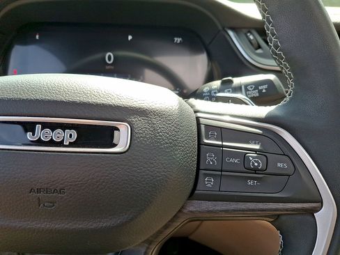 Used 2023 Jeep Grand Cherokee L Limited AWD/4WD image 18