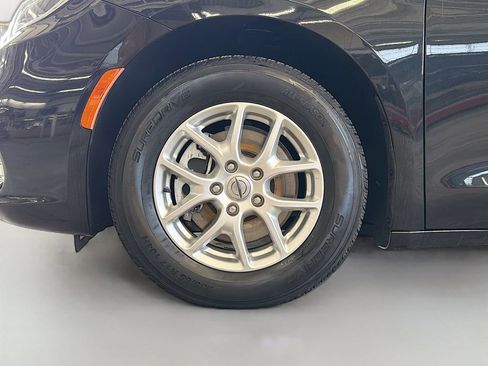 Used 2023 Chrysler Pacifica Touring-L FWD image 34