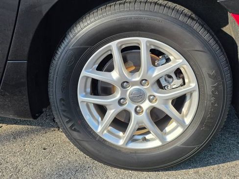 Used 2023 Chrysler Pacifica Touring-L FWD image 8