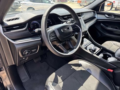 Used 2025 Jeep Grand Cherokee Altitude RWD image 17