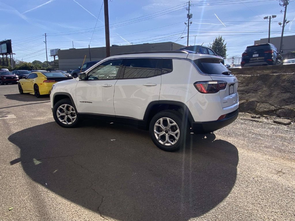Used 2025 Jeep Compass Latitude AWD/4WD image 6